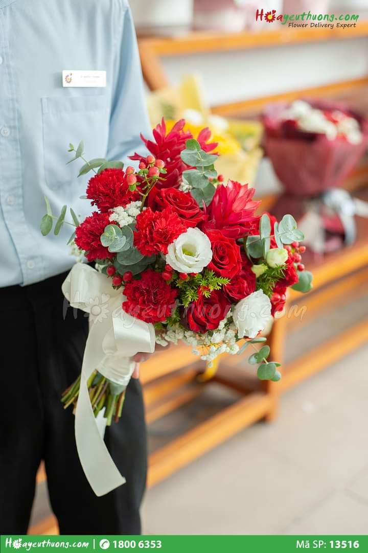 Bó hoa thiết kế với tone màu đỏ rực sắc với điểm nhấn trắng tinh khôi dành cho cô dâu thích hồng đỏ cũng như tone màu đỏ - màu của sự mãnh liệt như ngọn lửa yêu thương bùng chày mãi mãi