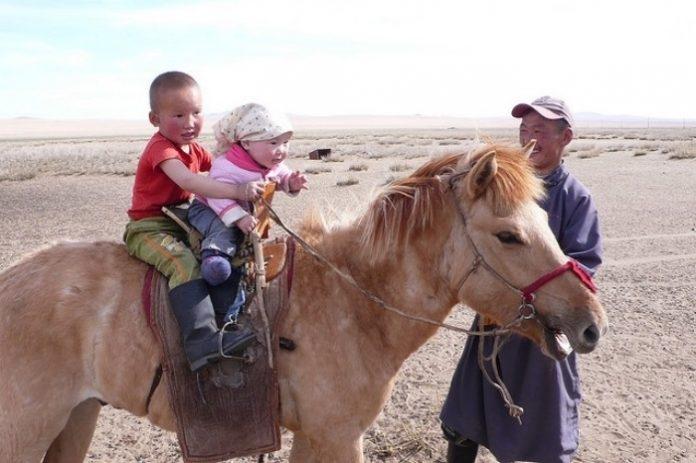 Học cưỡi ngựa lúc mới lên ba