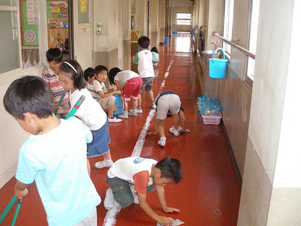 Học sinh sẽ phải tự mình làm vệ sinh lớp học, khuôn viên của trường và cả nhà vệ sinh nữa.