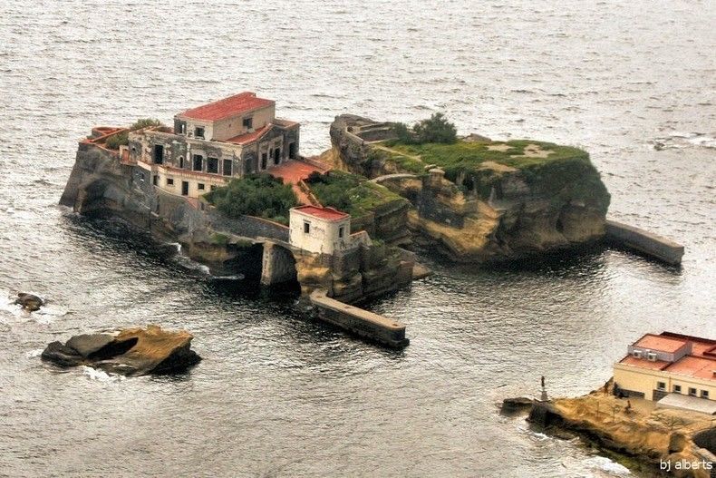 Hòn đảo bị nguyền rủa Isola La Gaiola