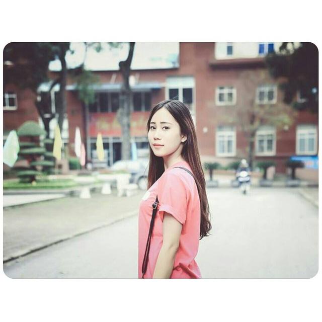Khánh Linh tại sân trường Học viện Báo chí