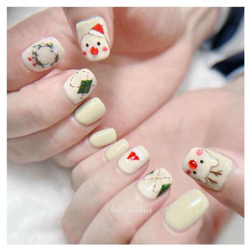 Các mẫu nail của HULI Nail Art đều được ﻿vẽ tay 100% tạo ra những sticker vô cùng dễ thương và xinh xắn