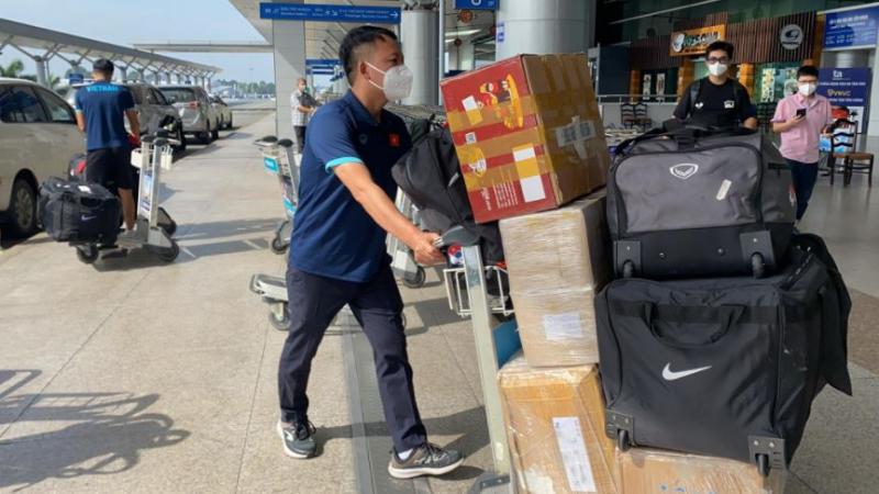 ĐT Việt Nam đang sắp xếp đồ đạc tại sân bay Tân Sơn Nhất . (Ảnh: báo Thanh Niên)