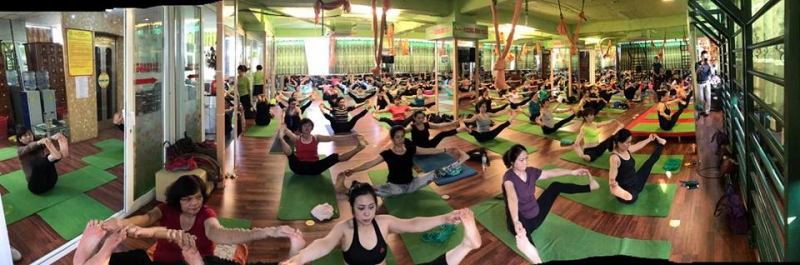 Các học viên trong buổi tập tại Trung tâm Yoga Hương Anh