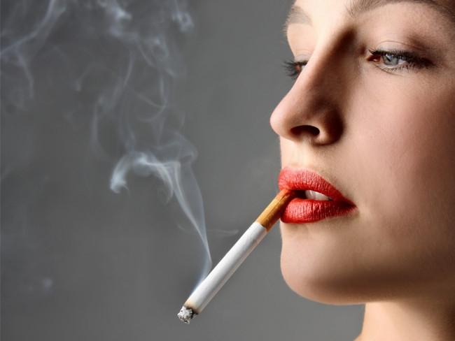 Hút thuốc cũng ảnh hưởng không tốt đến thị lực