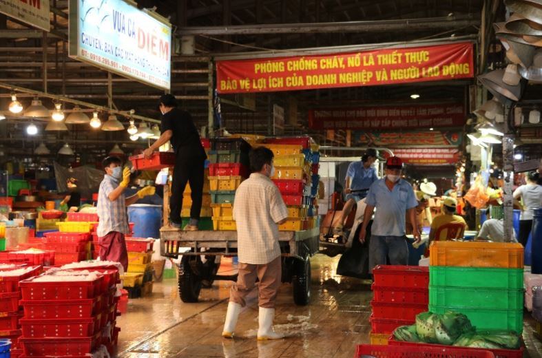 Hàng về chợ đầu mối Bình Điền. (Ảnh: Vietnamnet)