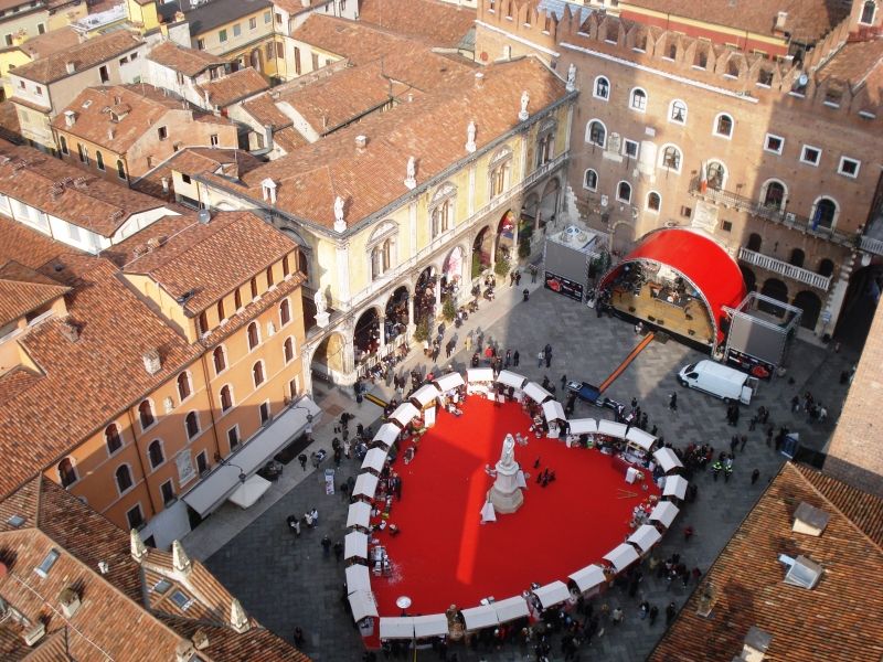 Trái tim khổng lồ trong lễ tình nhân ở Italia
