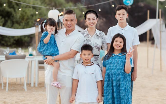 Jennifer Phạm bên chồng doanh nhân và 4 con