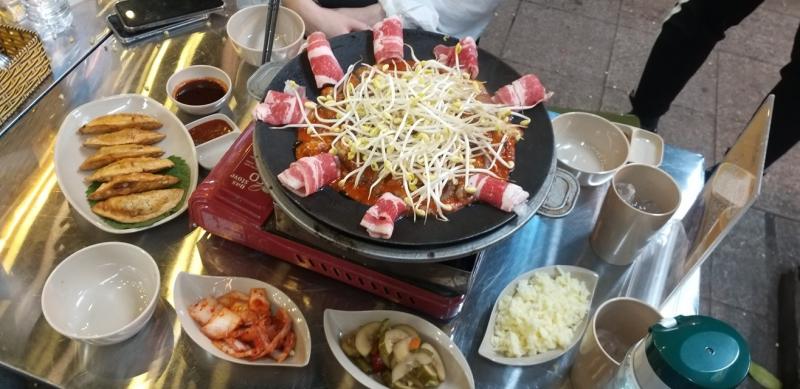 ﻿Jukumi một nhà hàng được xây dựng theo phong cách Hàn Quốc với các món ăn đa dạng, phong phú nhưng chủ đạo vẫn là các món chuyên về bạch tuộc.