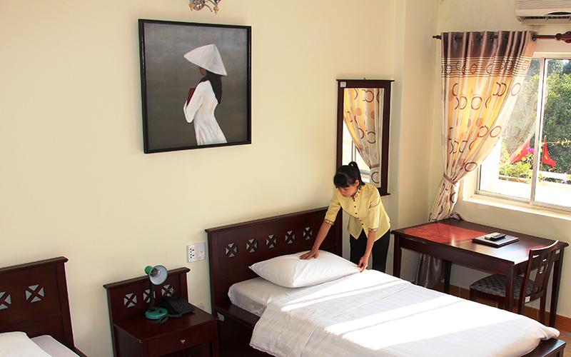 Khách sạn Biệt Điện có 50 phòng ngủ hiện đại, gọn gàng mang đến cho du khách sự thư giãn, thoải mái nhất.