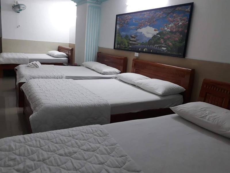 Mỗi phòng nghỉ tại Thanh Lan Hotel đều có bàn làm việc, TV màn hình phẳng, ấm đun nước, phòng tắm riêng, máy sấy tóc.