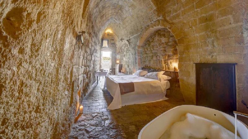 Khách sạn trong hang động Sextantio Le Grotte Della Civita, Matera, Ý