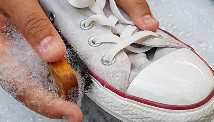 ﻿﻿Giấm ăn có tính axit tự nhiên giúp làm sạch và tẩy trắng giày