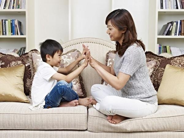 Cha mẹ Nhật khen trẻ cụ thể và rõ ràng
