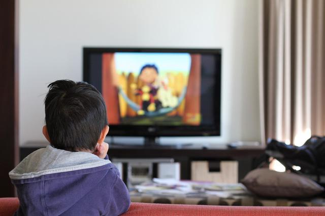 Trẻ em xem TV quá nhiều trong một ngày cũng làm tăng nguy cơ béo phì khi bước vào tuổi trưởng thành và trung niên