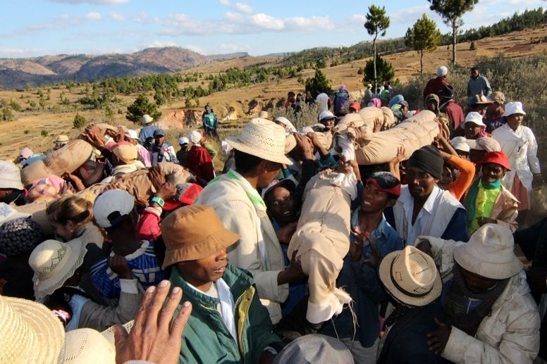 Famadihana là một lễ hội lớn đối với người Madagascar