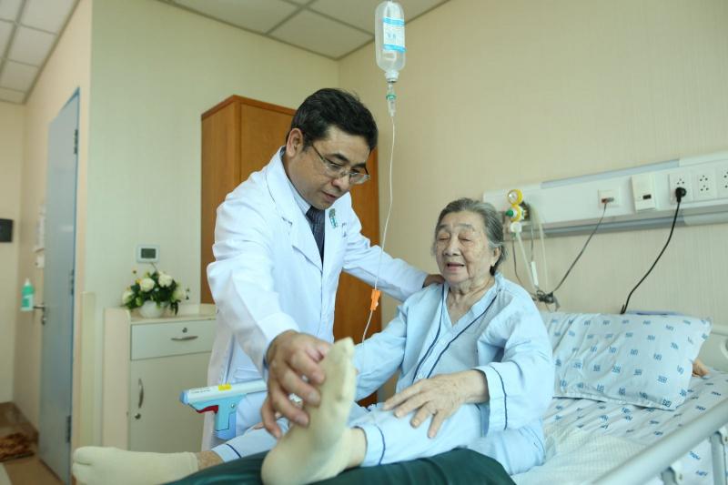 PGS TS BS. Bùi Hồng Thiên Khanh - Trưởng khoa Chấn thương chỉnh hình thăm khám cho người bệnh