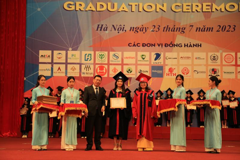 Lễ tốt nghiệp của sinh viên Khoa Điện - Điện tử