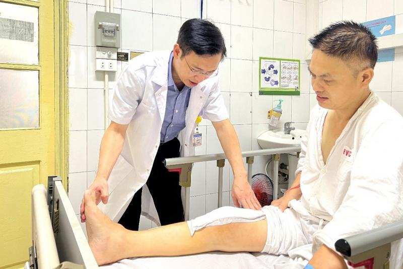 Bệnh viện Việt Đức thay khớp gối cho bệnh nhân trẻ tuổi mắc bệnh gút (gout) 20 năm