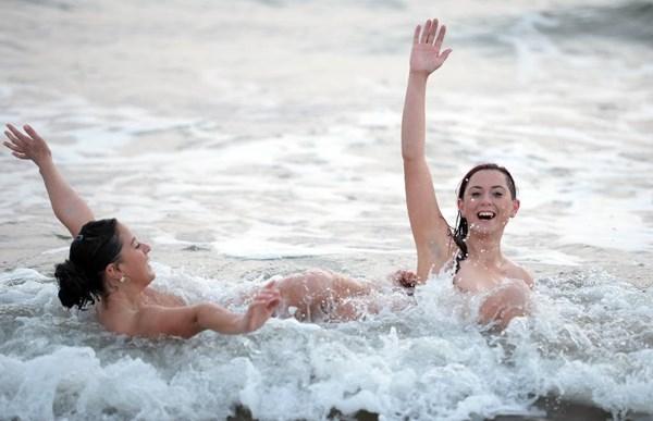 Khỏa thân tắm tuyết được xem là hoạt động văn hóa lành mạnh tại Na Uy