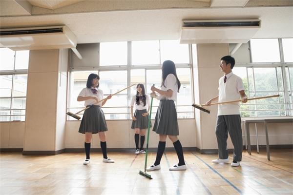 Các trường học ở Nhật Bản không có lao công hay thiết bị làm sạch