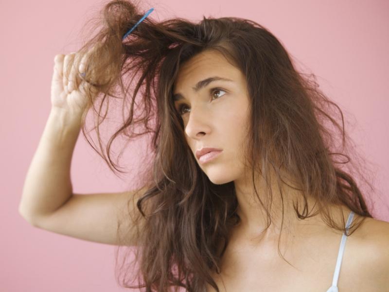 Không chải đầu khiến tóc bị rối, khó loại bỏ chất bẩn