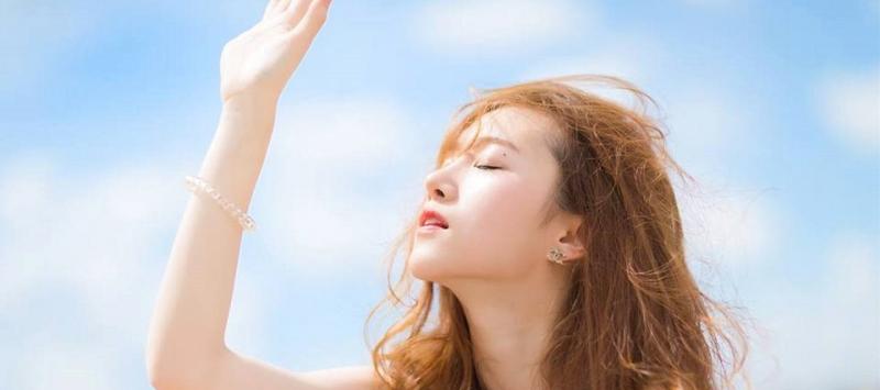 Tia UVA và UVB của ánh nắng mặt trời có thể làm hỏng lớp biểu bì tóc