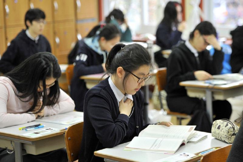 Theo văn hóa Nhật Bản, việc dạy những nghi thức, cách ứng xử cho học sinh, sinh viên quan trọng hơn