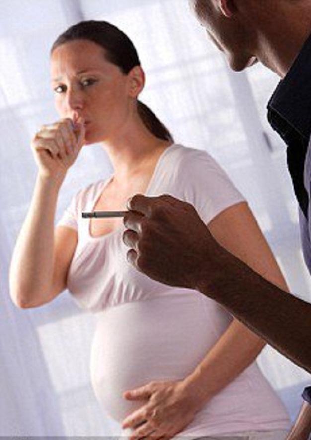 Khi vợ mang thai, các ông chồng tuyệt đối không hút thuốc lá