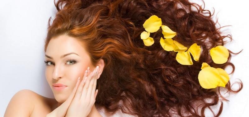 Việc d﻿﻿﻿ùng các công cụ tạo kiểu tóc bằng nhiệt hút mất độ ẩm của sợi tóc, khiến tóc bị khô và dễ gãy hơn
