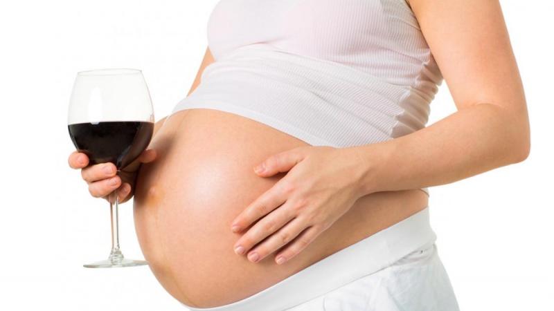 Phụ nữ có thai không nên uống rượu