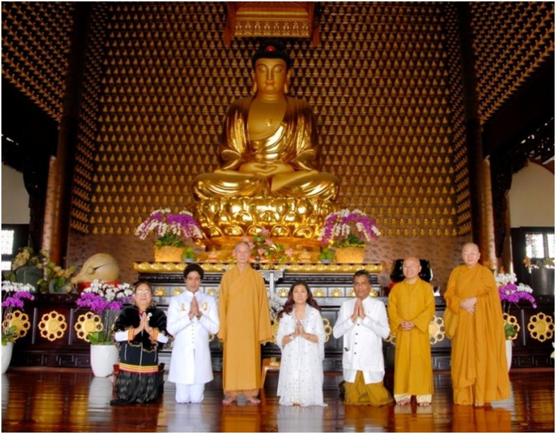 Không quỳ giữa điện Phật
