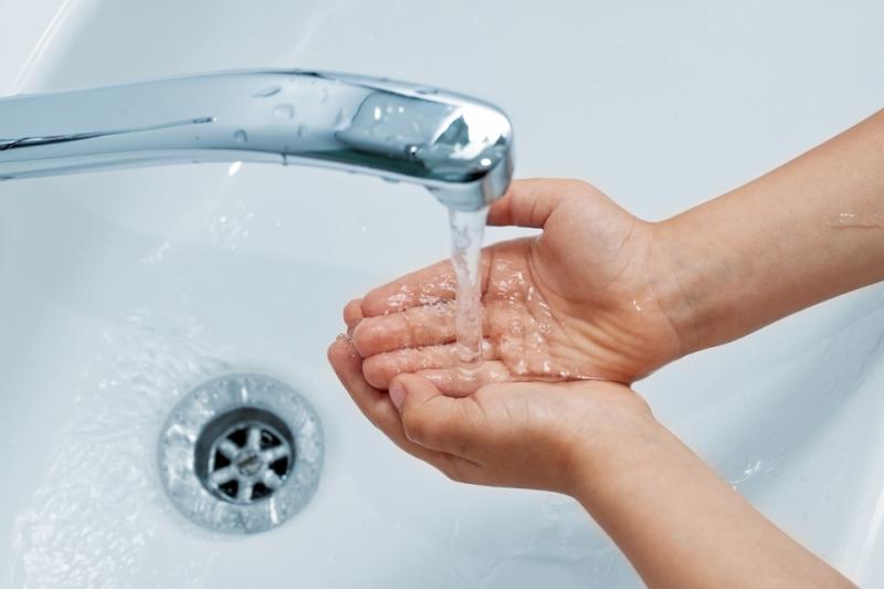 Không rửa sạch tay trước khi dùng dung dịch nhỏ mắt là một trong những sai lầm hay mắc phải
