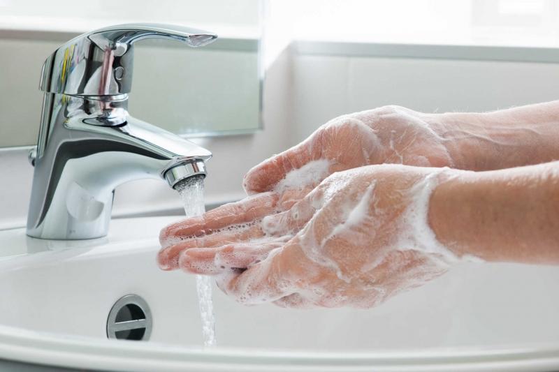Hãy rửa tay bằng xà phòng sau khi đi vệ sinh các bạn nhé!