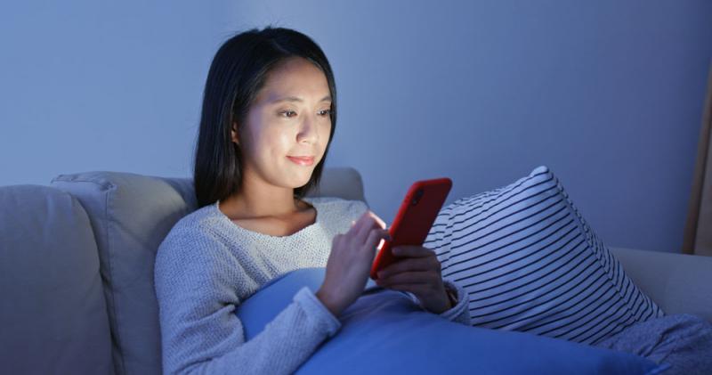 Bạn không nên sử dụng điện thoại, máy tính bảng hay laptop trước khi ngủ