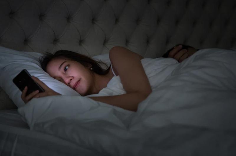 Không sử dụng điện thoại, máy tính bảng hay laptop trước khi ngủ