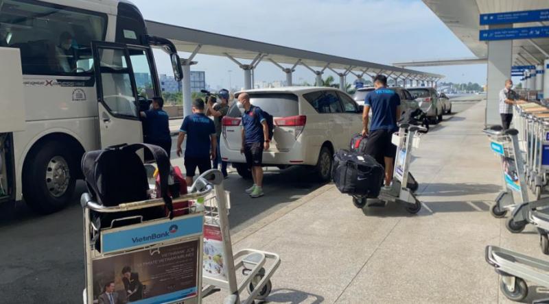Đội tuyển Việt Nam đang chuẩn bị khởi hành sang Singapore ở sân bay Tân Sơn Nhất. (Ảnh: báo Thanh niên)