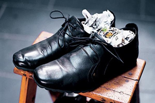 Để chống baking soda vương vãi làm bẩn giày, bạn có thể lót một lớp khăn giấy vào bên trong giày trước rồi mới cho baking soda vào trong.