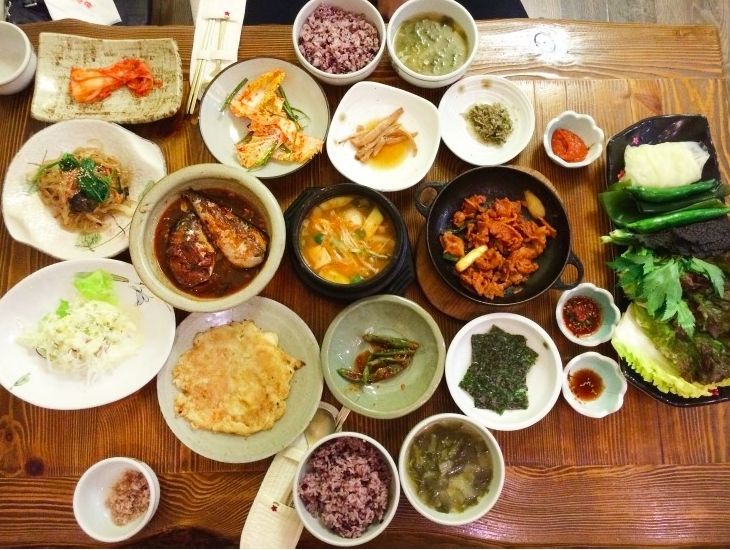 Rất nhiều cửa hàng đồ ăn ngon đang chờ đón bạn ở trung tâm Seomyeon