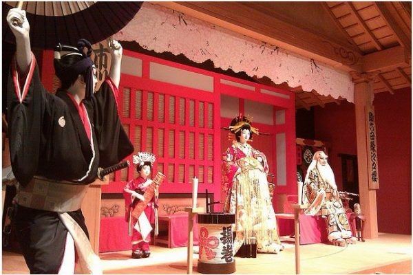 Kabuki là sự kết hợp hài hòa và độc đáo giữa nhiều loại hình nghệ thuật như diễn xuất, múa, âm nhạc,...