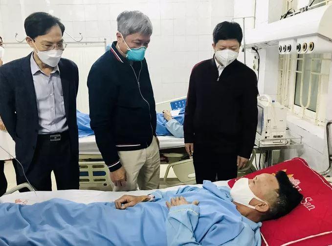 hứ trưởng Bộ Y tế Nguyễn Trường Sơn (giữa) và lãnh đạo tỉnh Thanh Hóa (trái) thăm hỏi các công nhân đang điều trị tại Bệnh viện Đa khoa tỉnh Thanh Hóa. (Ảnh: báo Người Lao động)