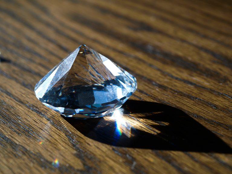 Kiểm tra kim cương thật bằng ánh sáng UV