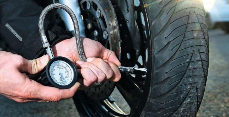 Kiểm tra lốp xe thường xuyên và thay nếu cần