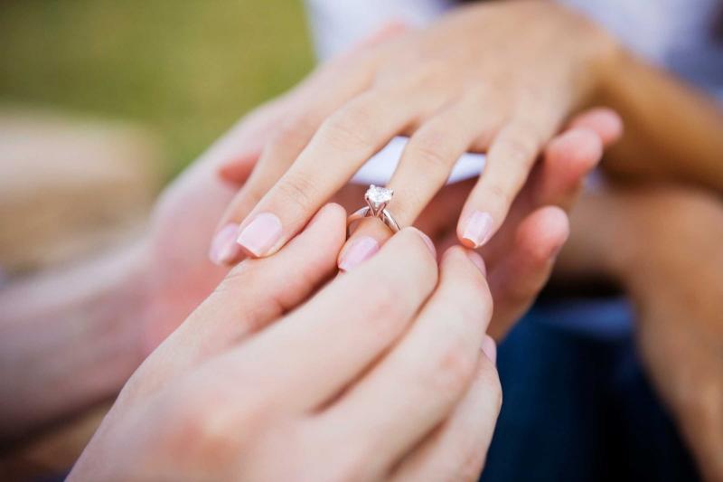 Không nên đeo nhẫn cưới trước hôn lễ