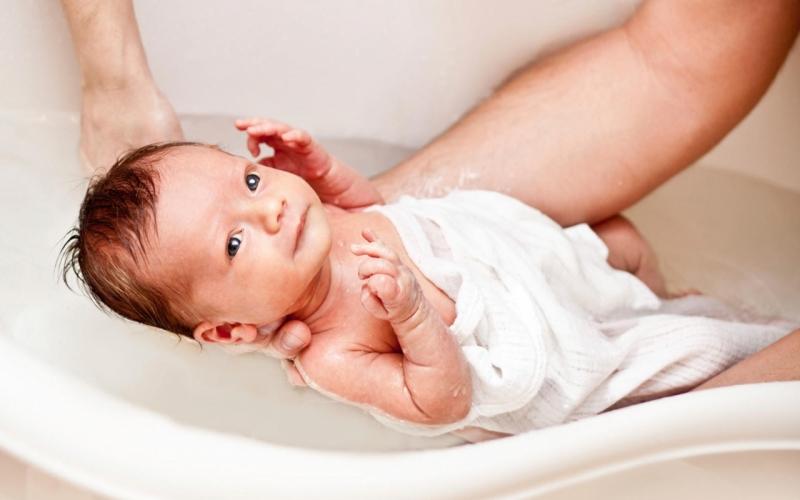 Trẻ cần được tắm rửa vệ sinh sạch sẽ để tránh nhiễm trùng