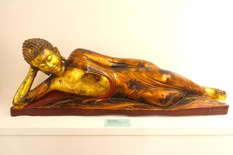 Tượng Phật nhập Niết-bàn từ thế kỉ 17, hiện đang được trưng bày ở Bảo tàng Mỹ thuật Việt Nam (Hà Nội)