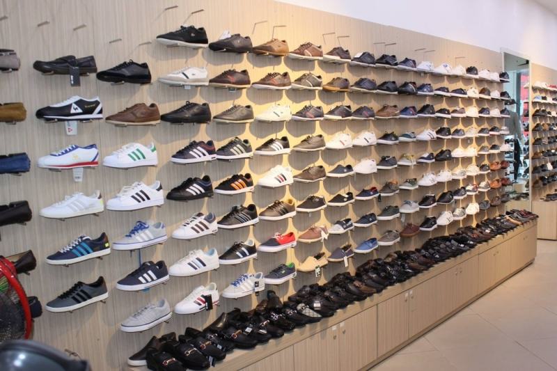 Kinh doanh giày dép là một trong những mặt hàng bán chạy nhất và thu được lợi nhuận lớn.