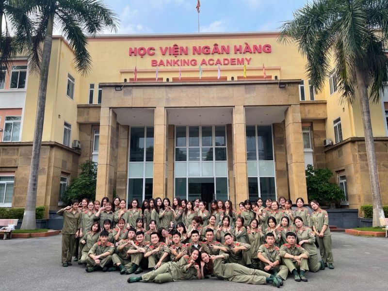 Các sinh viên K23 tham gia kỳ quân sự