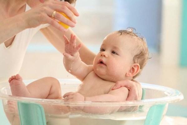 Tắm là một trong những việc không thể thiếu trong quá trình chăm sóc và nuôi dưỡng bé.