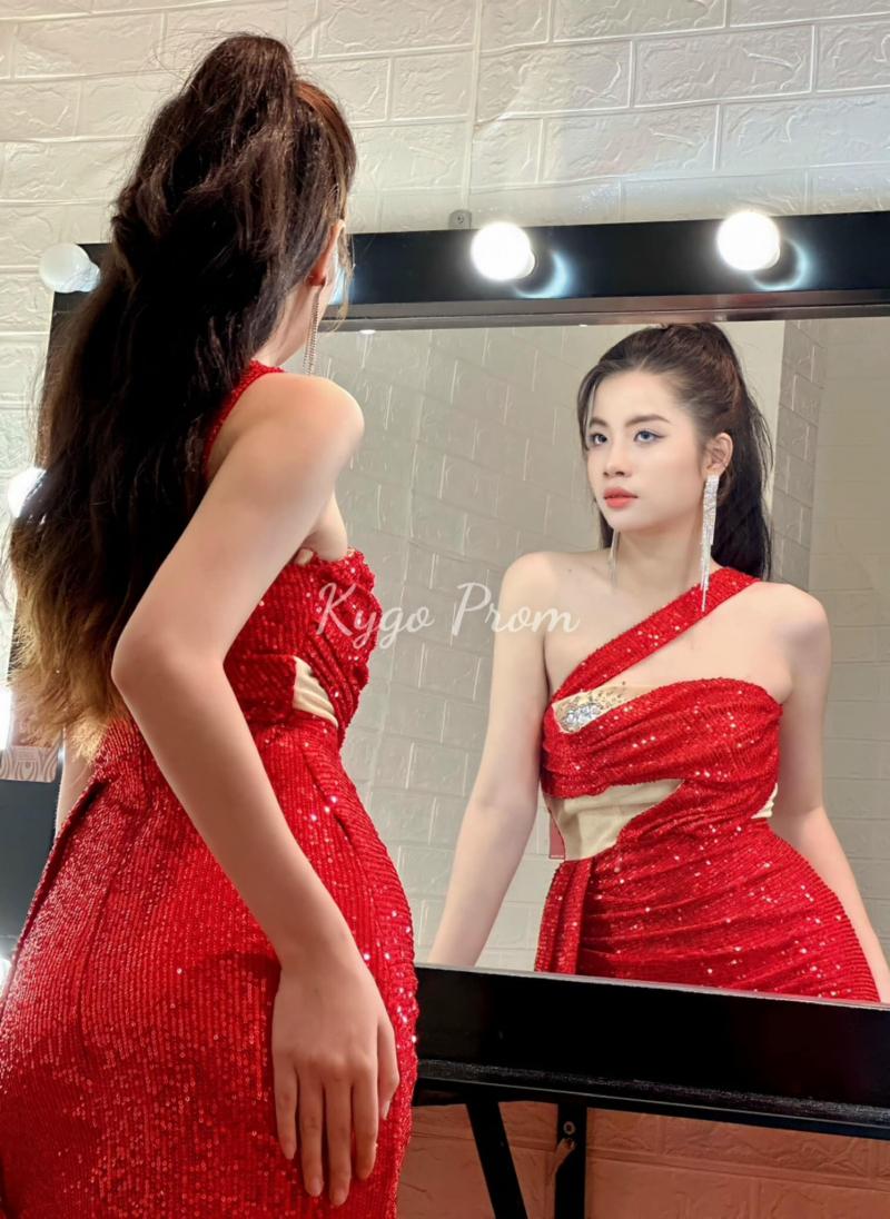 Đầm dạ hội khoét sâu hở ngực của Hoa hậu Trần Tiểu Vy